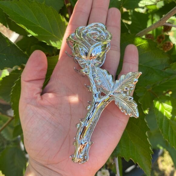 Cottagecore Elegant Silver Rose Hair Clip engraved details, Feminine design - Picture 3 of 7